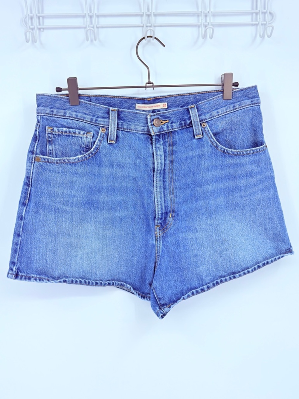 Levi’s High Waisted Mom Shorts Size 32 Vintage Style Denim Cutoff Jean Shorts
